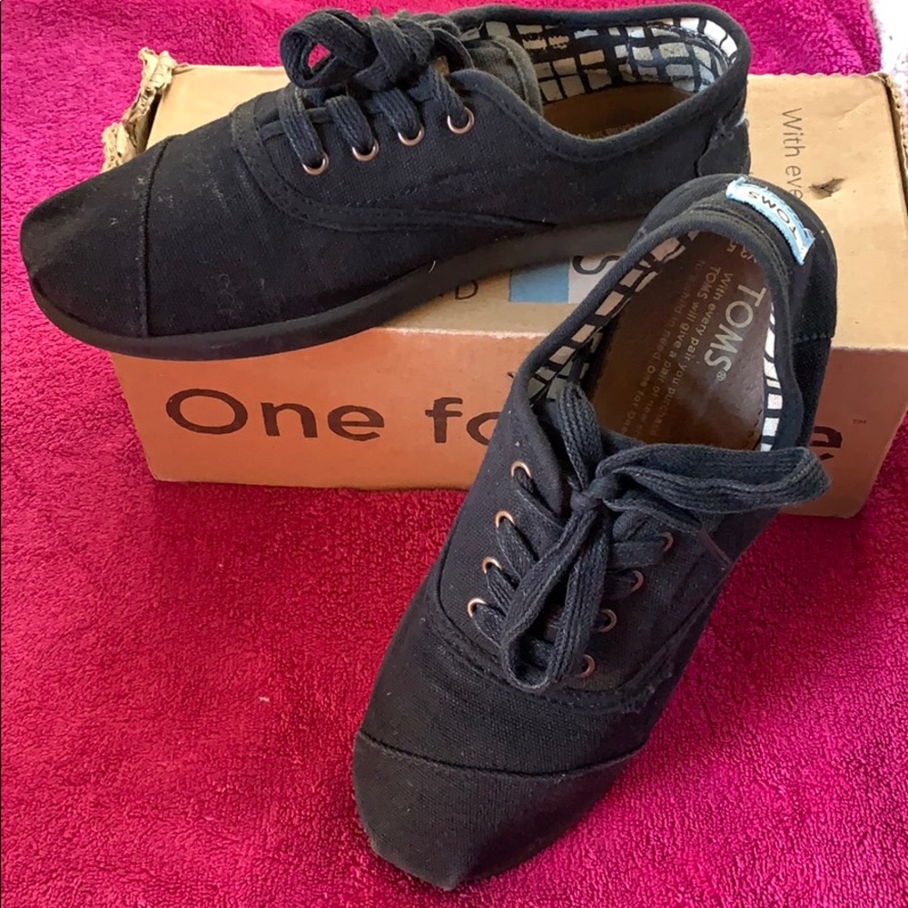 Toms black canvas